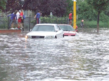 Ploaia torenţială a făcut prăpăd: oameni evacuaţi, case dărâmate, gospodării inundate!